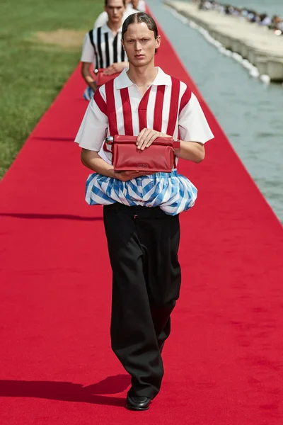 Look 15